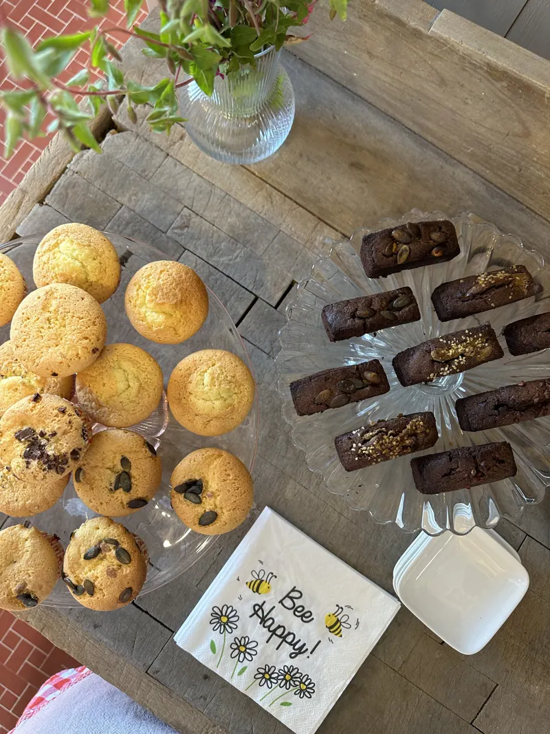 Koekjes en een kaartje bee happy