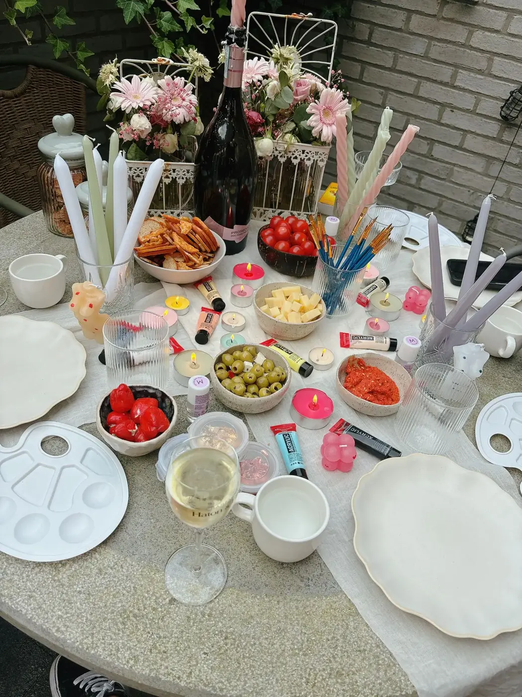 Feesttafel met kaarsen, fruit en verf