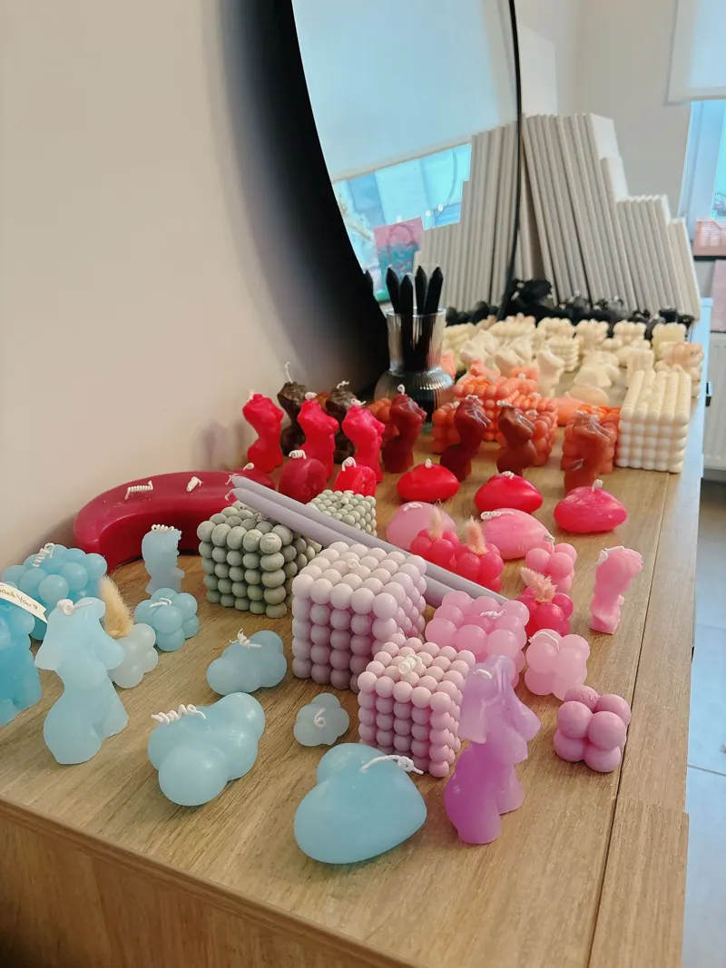 Kleurrijke kaarsen in allerlei vormen op een tafel