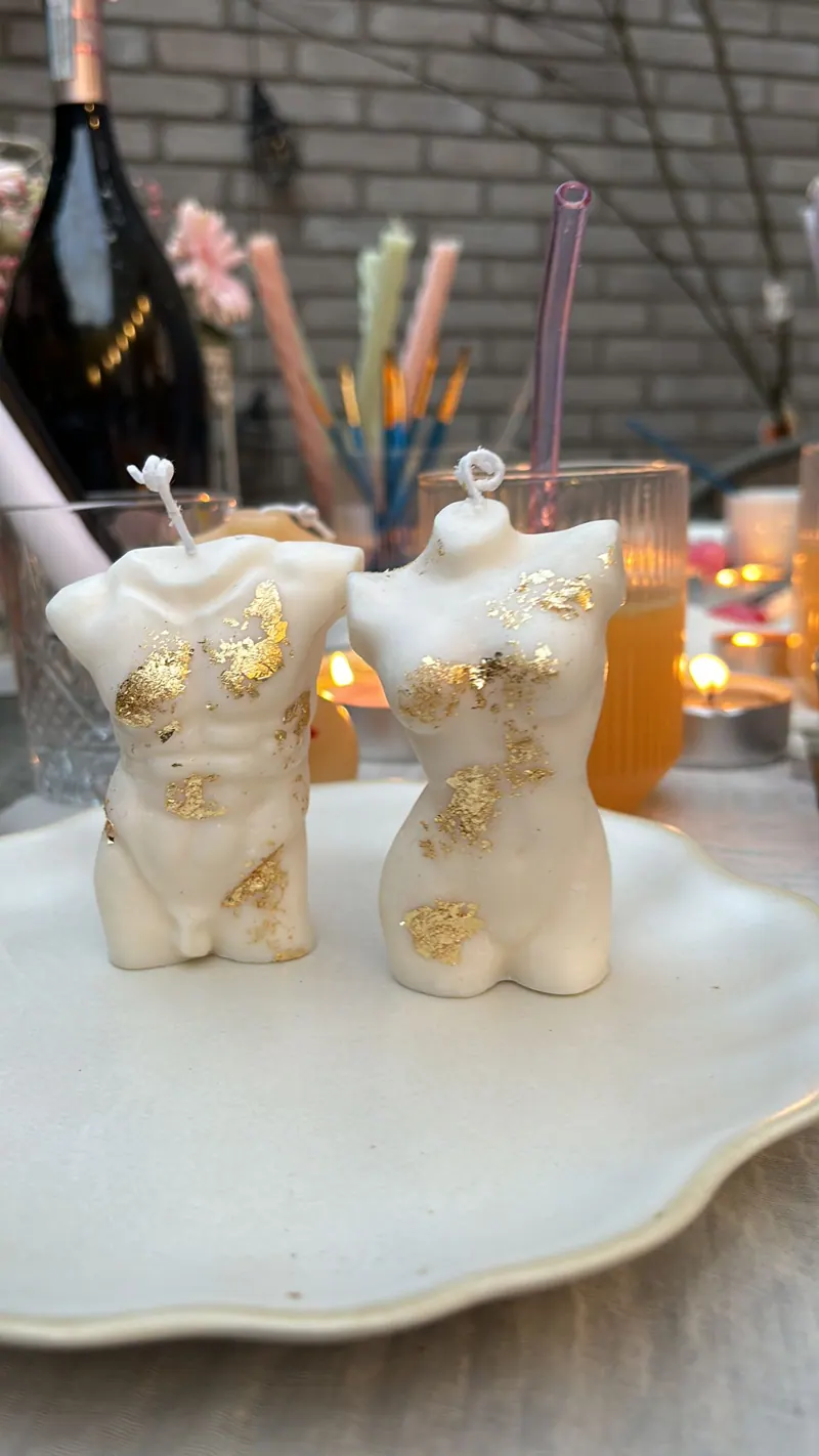Twee kaarsen in torso vorm met goud