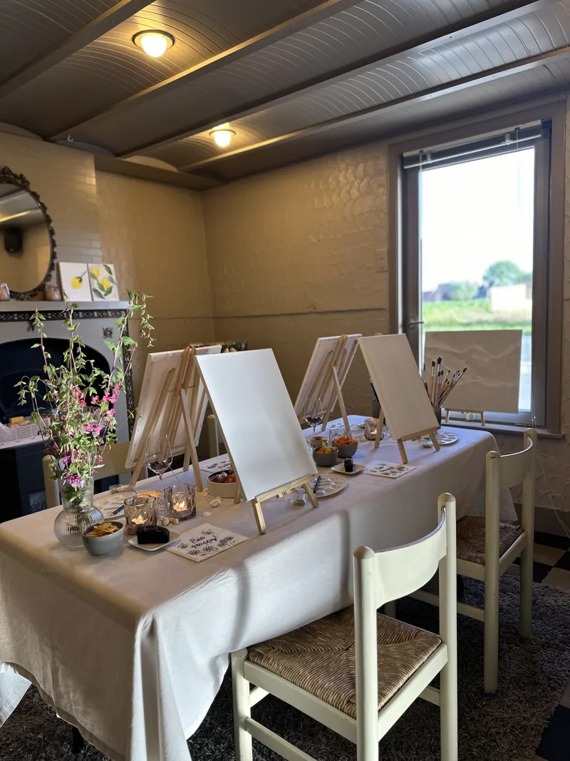 Gedekte workshoptafel met ezels op locatie