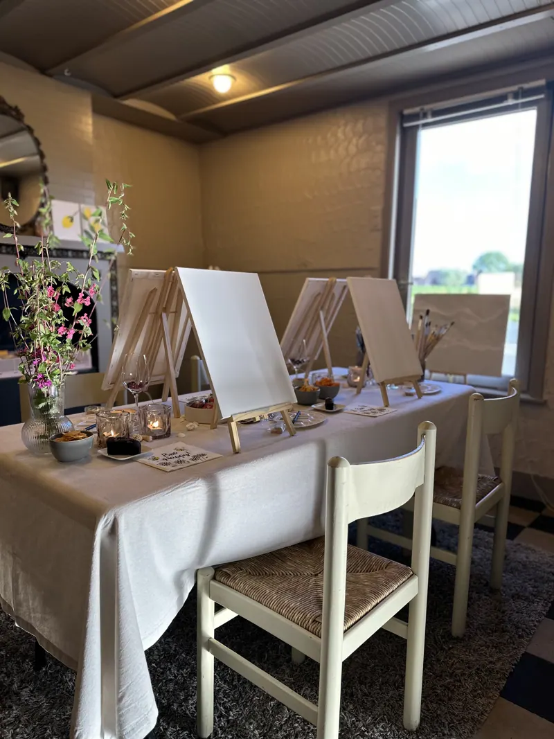 Gedekte workshoptafel op locatie met ezels en canvassen