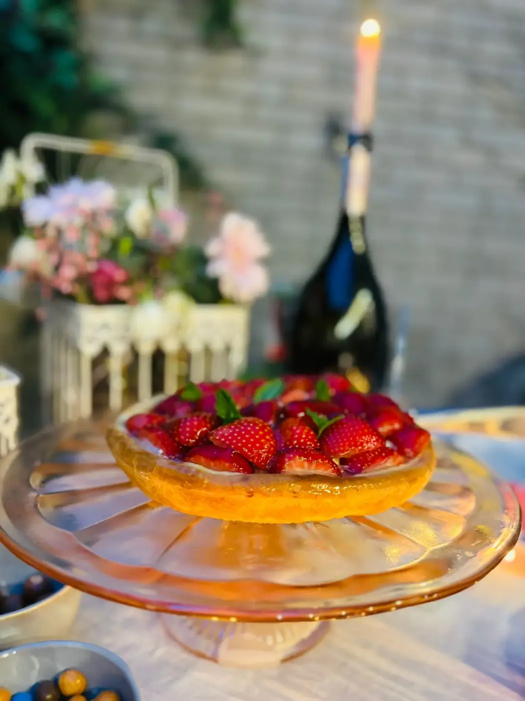 Aardbeientaart en champagne op een feesttafel